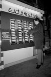 846257 Afbeelding van de automatiek voor snacks in het N.S.-station Den Haag H.S. te Den Haag.